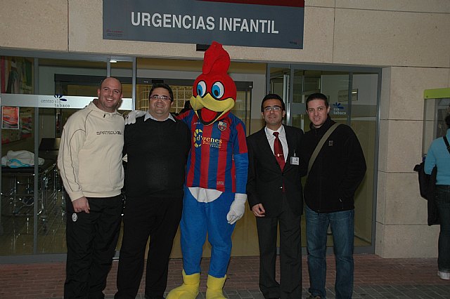 The PB Totana delivers gifts to over 100 children in the hospital Virgen de la Arrixaca of Murcia, Foto 2