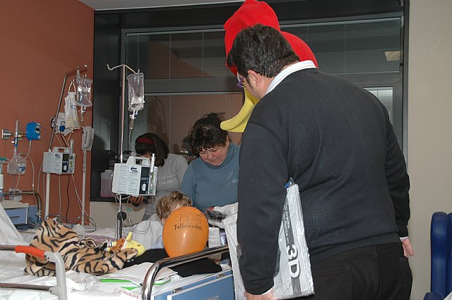 La PB Totana reparte regalos a mas de 100 niños en el hospital Virgen de la Arrixaca de Murcia, Foto 3