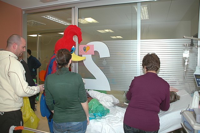 La PB Totana reparte regalos a mas de 100 niños en el hospital Virgen de la Arrixaca de Murcia, Foto 4