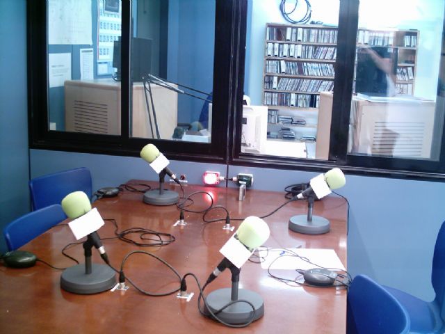 Un taller de radio y otro de cata de vinos, son los nuevos cursos que se ofertan en la Universidad Popular - 1, Foto 1