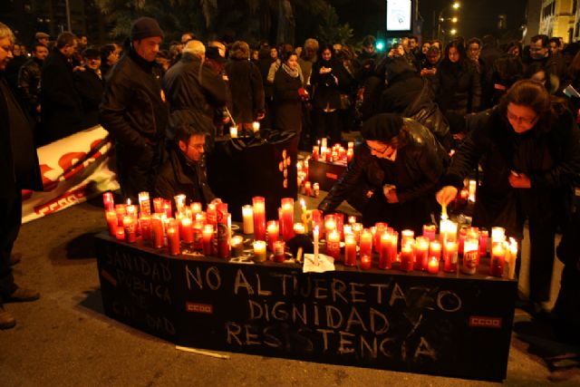 60.000 personas recorren la principal arteria de la capital murciana en un clamoroso silencio sólo roto por los sones del Réquiem de Mozart - 2, Foto 2