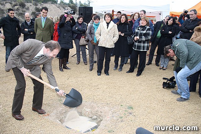 Sotoca pone la primera piedra del nuevo colegio La Cruz, en Totana, que supondrá una inversión de 3,6 millones de euros, Foto 1