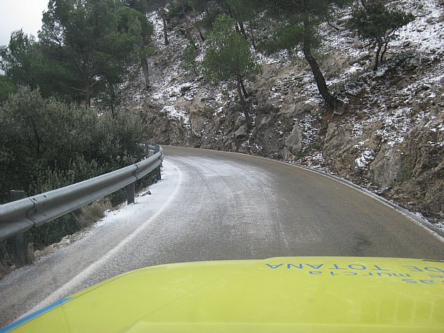 La nieve obliga a cortar el acceso al tráfico rodado en algunas zonas del Parque Regional de Sierra Espuña, Foto 1