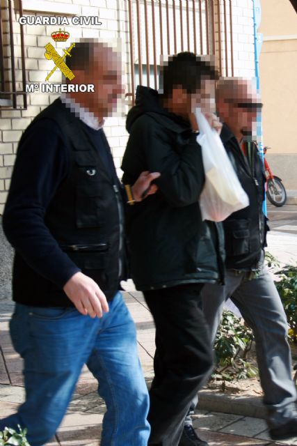 La Guardia Civil detiene a tres personas dedicadas a cometer robos con violencia en estaciones de servicios y comercios - 1, Foto 1