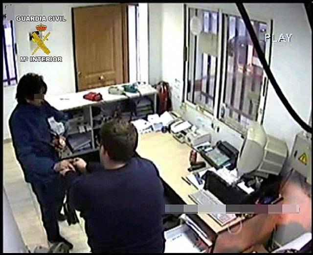 La Guardia Civil detiene a tres personas dedicadas a cometer robos con violencia en estaciones de servicios y comercios - 3, Foto 3