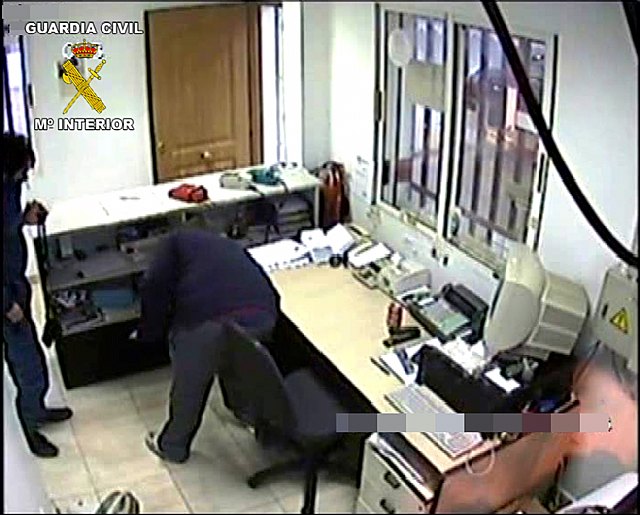 La Guardia Civil detiene a tres personas dedicadas a cometer robos con violencia en estaciones de servicios y comercios - 4, Foto 4
