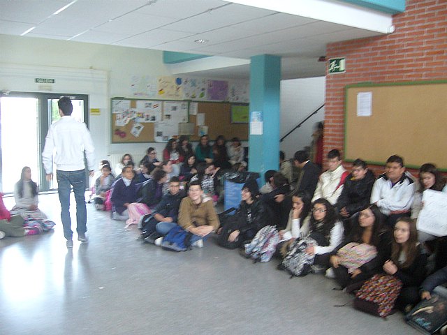 La Federación Murciana de Asociaciones de Estudiantes convoca al alumnado a una sentada en contra de los recortes en educación - 1, Foto 1