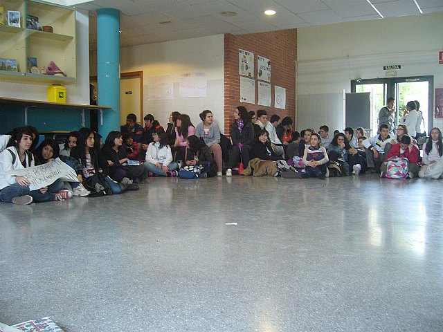 La Federación Murciana de Asociaciones de Estudiantes convoca al alumnado a una sentada en contra de los recortes en educación - 2, Foto 2