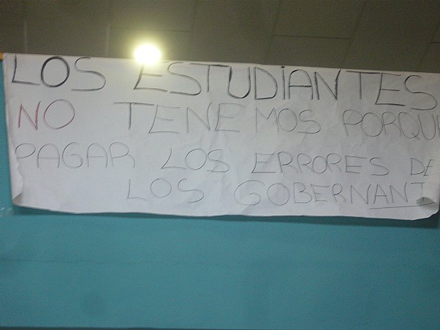 La Federación Murciana de Asociaciones de Estudiantes convoca al alumnado a una sentada en contra de los recortes en educación - 3, Foto 3