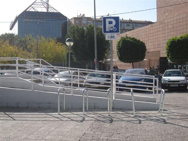El Ayuntamiento instala aparcabicis en ocho centros deportivos municipales - 1, Foto 1