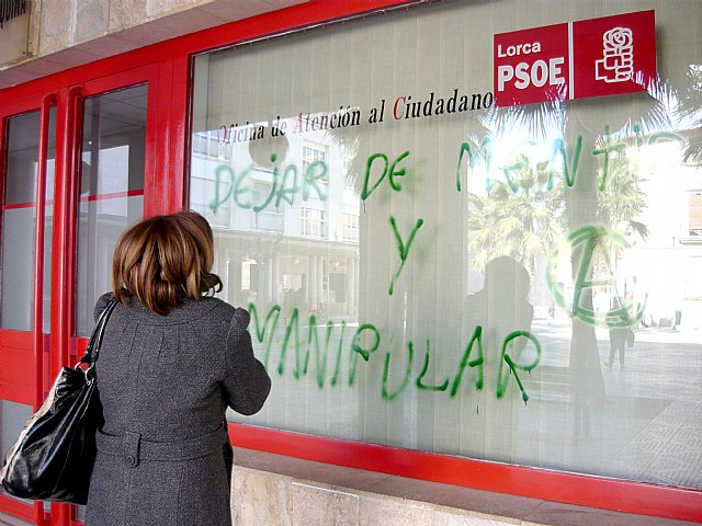 El PSOE condena las pintadas en su sede y en la del PP porque demuestran falta de respeto a las ideas y organizaciones políticas democráticas - 1, Foto 1