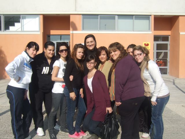 El alumnado del programa de cualificación profesional de servicios auxiliares de estética conoce de cerca la oferta laboral del sector estético, Foto 1