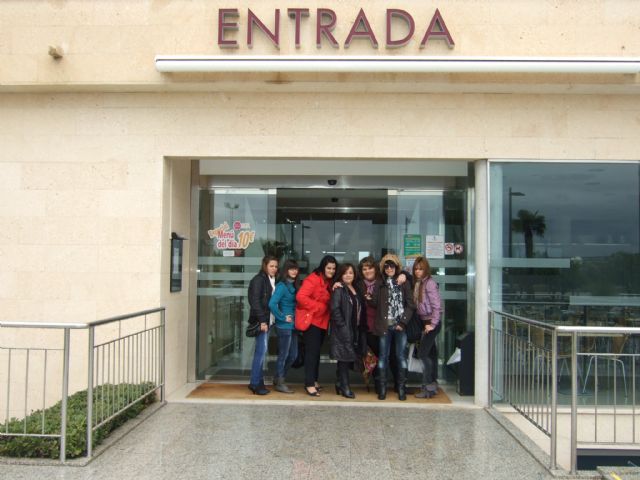 El alumnado del programa de cualificación profesional de servicios auxiliares de estética conoce de cerca la oferta laboral del sector estético, Foto 4