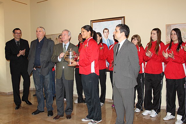 Valcárcel recibe al equipo CAV Murcia 2005, ganadoras la Copa de la Reina de voleibol - 1, Foto 1