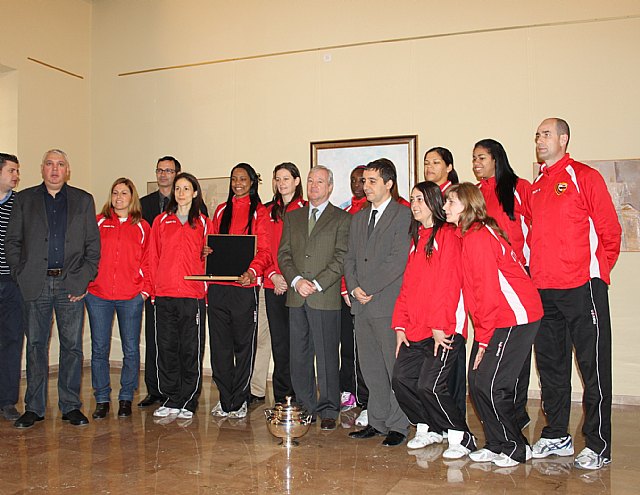 Valcárcel recibe al equipo CAV Murcia 2005, ganadoras la Copa de la Reina de voleibol - 2, Foto 2
