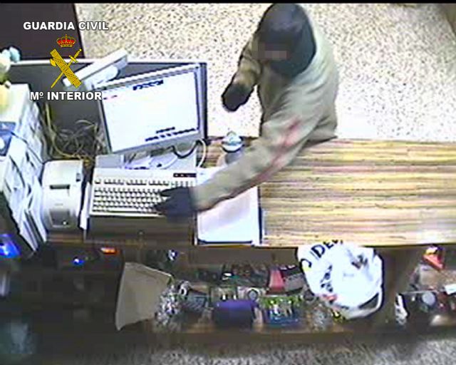 La Guardia Civil detiene a dos personas dedicadas a cometer atracos - 3, Foto 3