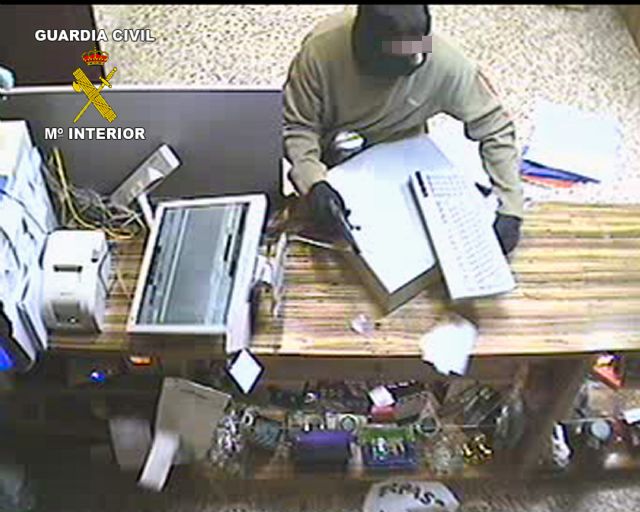 La Guardia Civil detiene a dos personas dedicadas a cometer atracos - 4, Foto 4