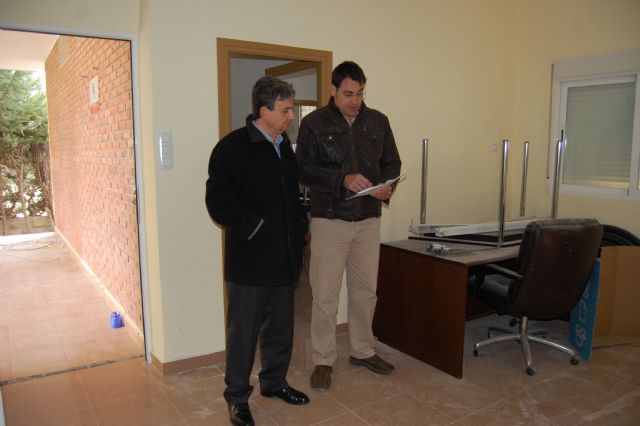 El alcalde de Alguazas visita las antiguas escuelas donde se trasladará el punto periférico asistencial de El Paraje - 2, Foto 2