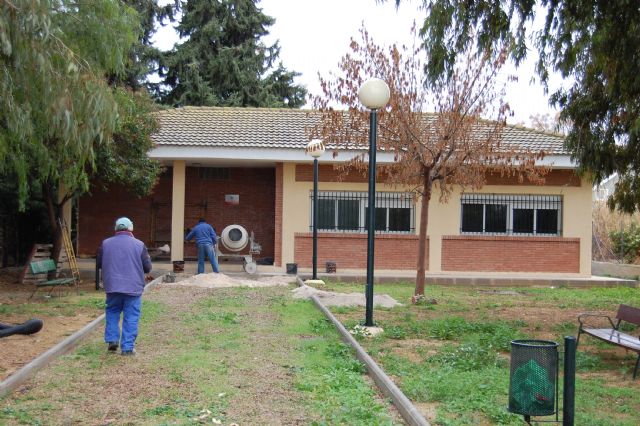 El alcalde de Alguazas visita las antiguas escuelas donde se trasladará el punto periférico asistencial de El Paraje - 3, Foto 3