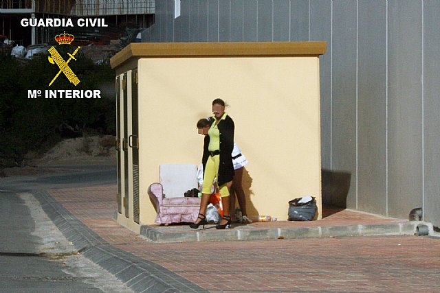 La Guardia Civil desmantela un grupo delictivo dedicado a la inducción a la prostitución y la trata de seres humanos - 4, Foto 4