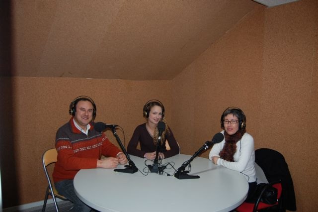 La presidenta de los comerciantes y empresarios de Alguazas  en los micrófonos de la radio pública municipal - 1, Foto 1