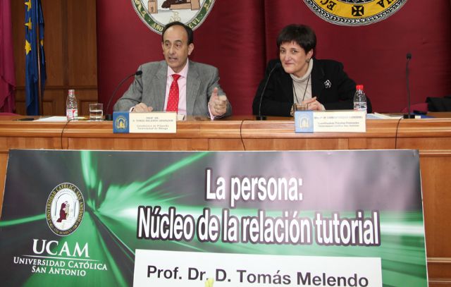 La UCAM debate sobre la persona como núcleo de la relación tutorial en la Enseñanza - 1, Foto 1