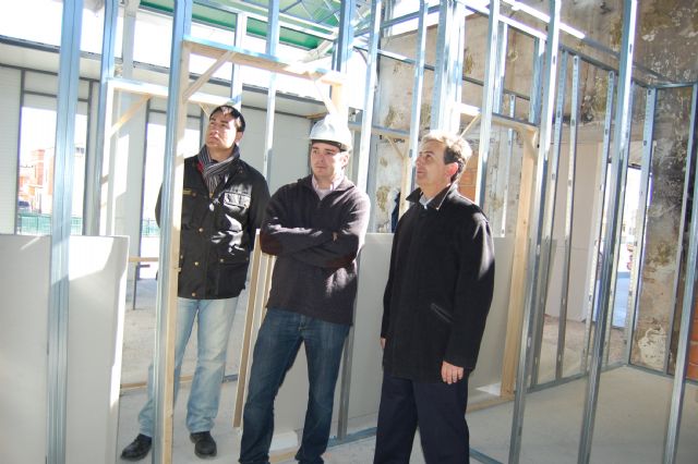 El alcalde de Alguazas, José Antonio Fernández Lladó, visita las obras de construcción del Albergue - 3, Foto 3