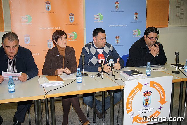 Decenas de vecinos participan en la asamblea vecinal en El Paretón-Cantareros, Foto 1