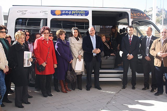 Obras Públicas y el Ayuntamiento de Puerto Lumbreras financian un vehículo adaptado para facilitar la movilidad de personas con alzhéimer - 1, Foto 1