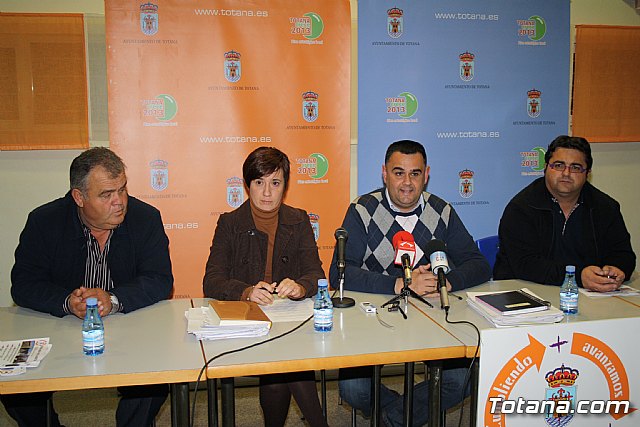 Decenas de vecinos participan en la asamblea vecinal en El Paretn-Cantareros - 3