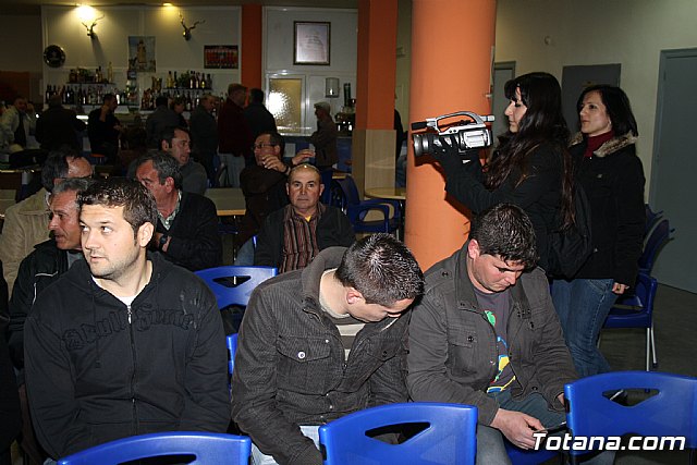 Decenas de vecinos participan en la asamblea vecinal en El Paretn-Cantareros - 5