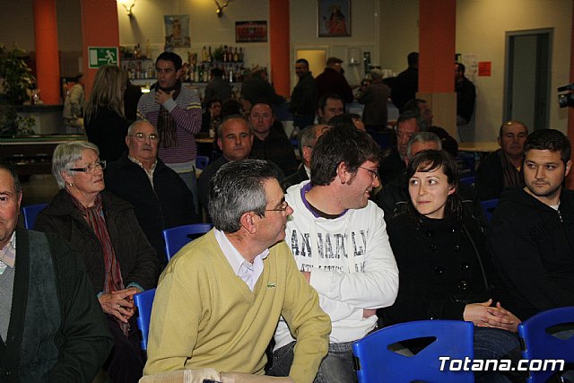 Decenas de vecinos participan en la asamblea vecinal en El Paretn-Cantareros - 8