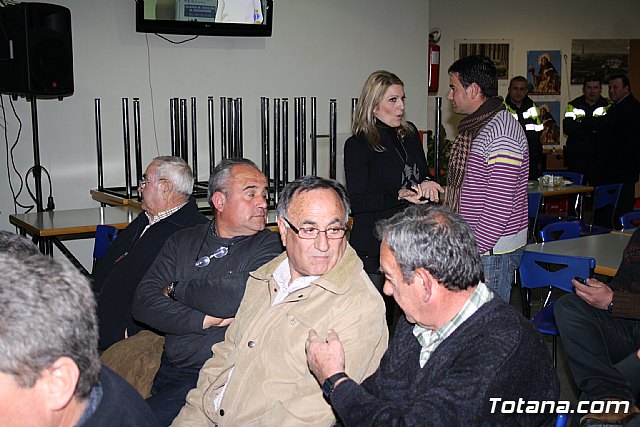 Decenas de vecinos participan en la asamblea vecinal en El Paretn-Cantareros - 9