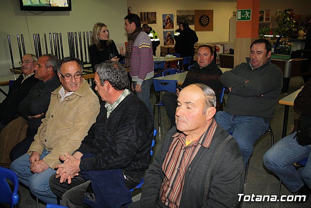 Decenas de vecinos participan en la asamblea vecinal en El Paretn-Cantareros - 10