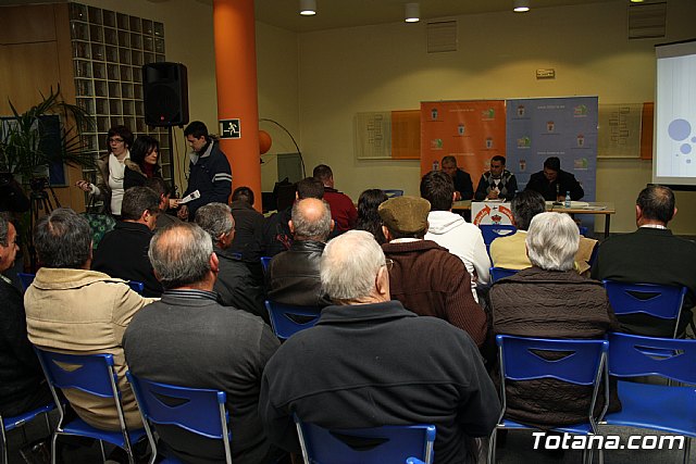 Decenas de vecinos participan en la asamblea vecinal en El Paretn-Cantareros - 11
