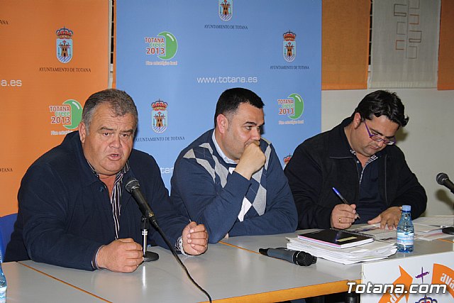 Decenas de vecinos participan en la asamblea vecinal en El Paretn-Cantareros - 12
