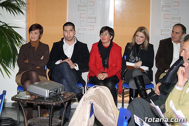 Decenas de vecinos participan en la asamblea vecinal en El Paretn-Cantareros - 13