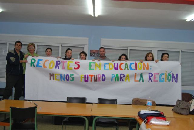 Encierro de los docentes en seis centros educativos de guilas - 1