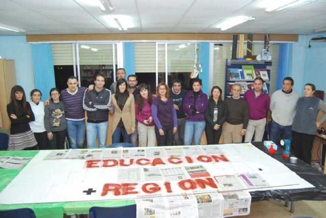 Encierro de los docentes en seis centros educativos de guilas - 3
