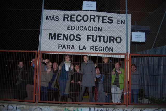 Encierro de los docentes en seis centros educativos de guilas - 4