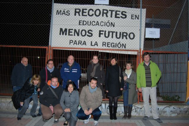 Encierro de los docentes en seis centros educativos de guilas - 5