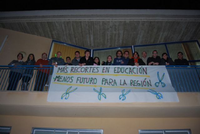 Encierro de los docentes en seis centros educativos de guilas - 6