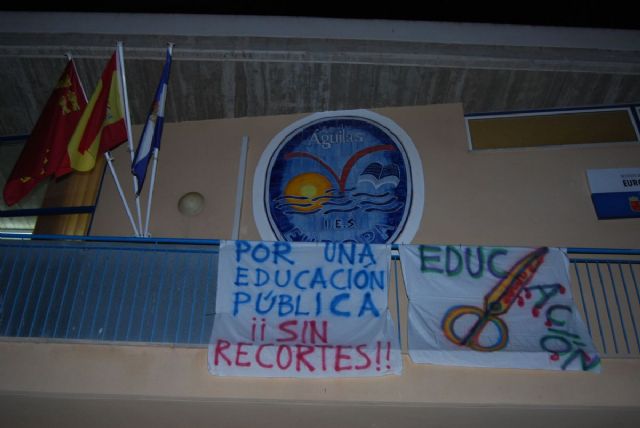 Encierro de los docentes en seis centros educativos de guilas - 7