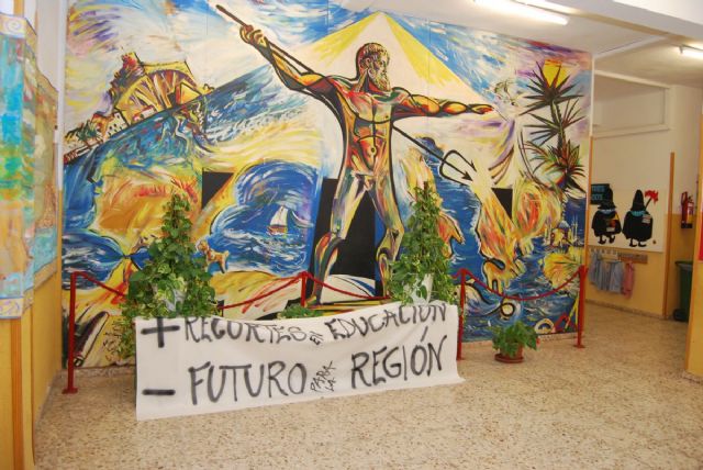 Encierro de los docentes en seis centros educativos de guilas - 8