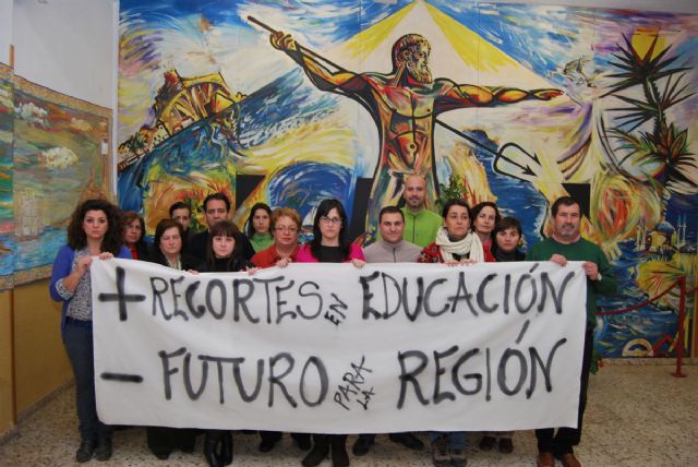 Encierro de los docentes en seis centros educativos de guilas - 9