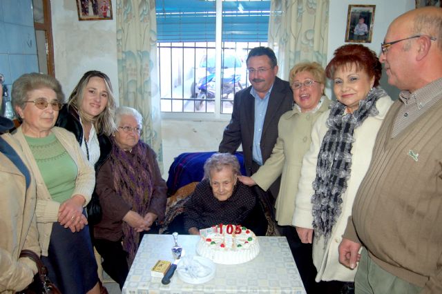 El PSOE de Lorca felicita a la vecina más longeva del Barrio de San Cristóbal por su 105 cumpleaños - 1, Foto 1