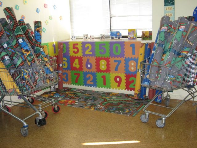 Una empresa cartagenera regala 600 alfombras infantiles al Ayuntamiento - 1, Foto 1