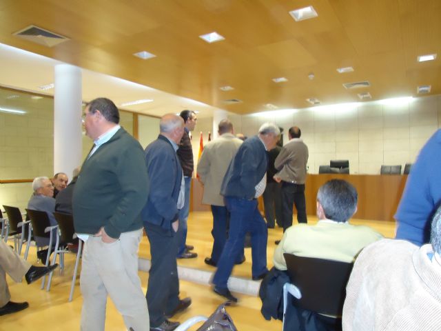 Los representantes de 36 organizaciones y cooperativas agrarias abandonaron anoche la reunion del consejo asesor agrario de Totana, Foto 1