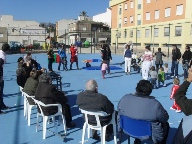 Usuarios del Centro de Estancias Diurnas y niños de la Escuela Infantil se divierten juntos, Foto 1
