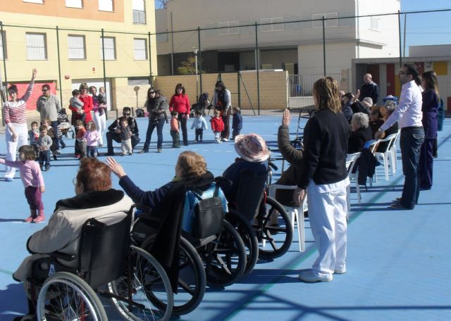 Usuarios del Centro de Estancias Diurnas y niños de la Escuela Infantil se divierten juntos, Foto 2